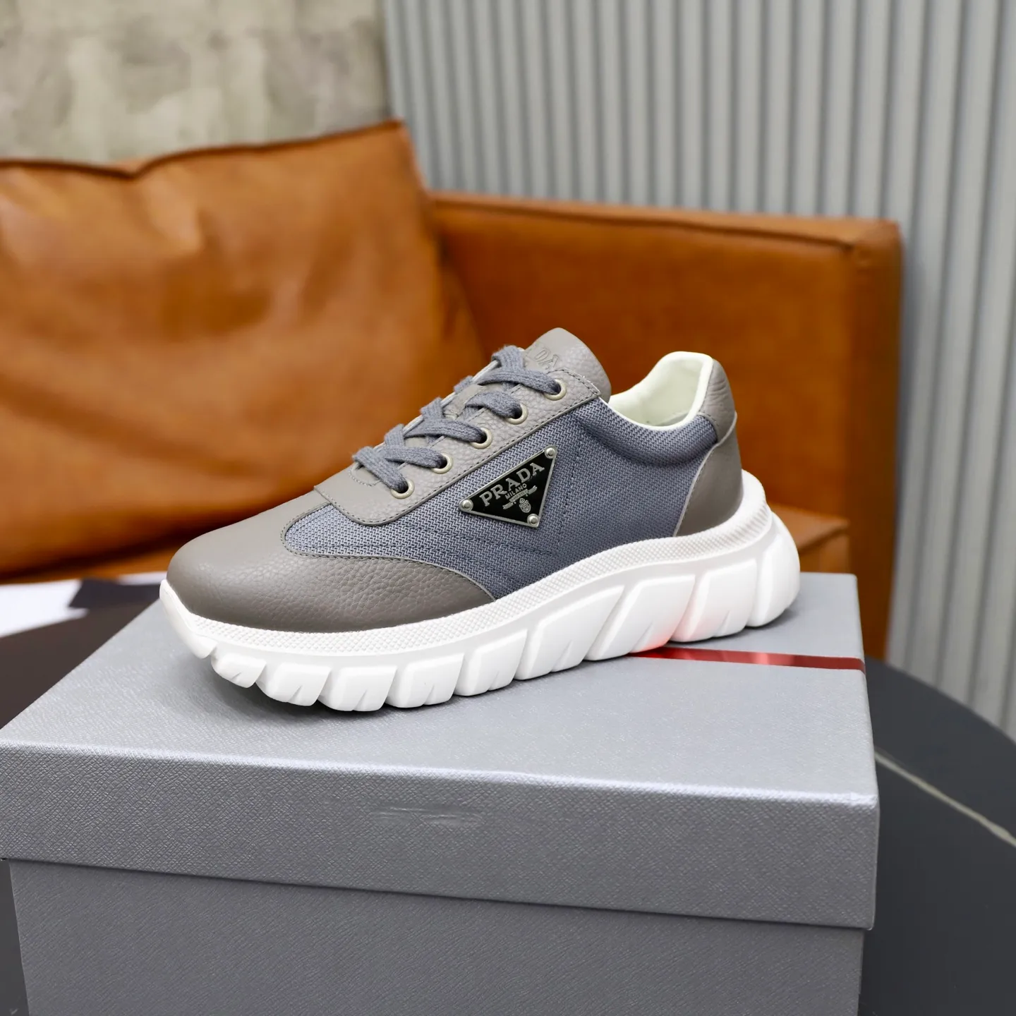 Ex-factory price: 700💰Top original order Brand: PRADA (Prada) Standard code: Men's size 38/44 (45 can be customized) Grade: Same as the official website Material: Original cowhide stitching, cowhide lining, original combination two-color wear-resistant soft outsole Style category: casual sports version, young fashion, European and American trend, British style Color: actual picture color